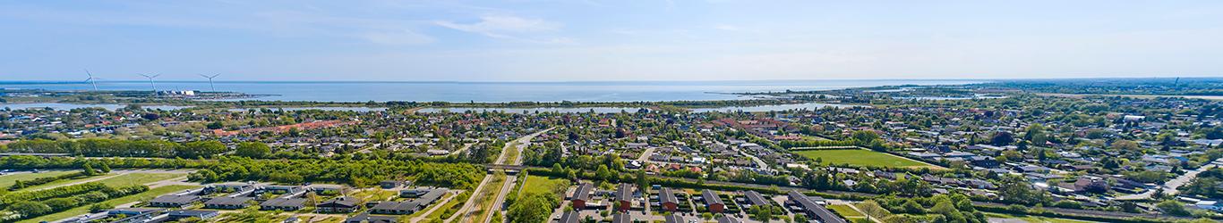 Luftfoto af en mindre by